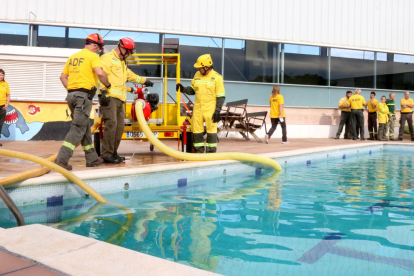 Buidatge de la piscina municipal de Font-rubí per reutilitzar l'aigua per a una bassa d'ús dels ADF.