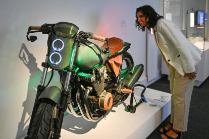 Una moto con prendas digitales.