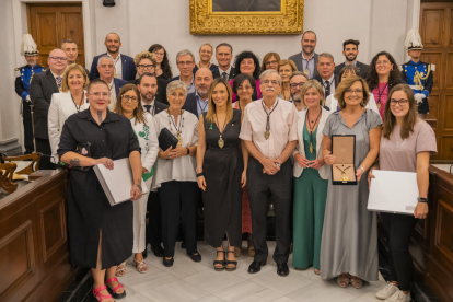 Fotografia de grup de les autoritats i les persones i entitats homenatjades.