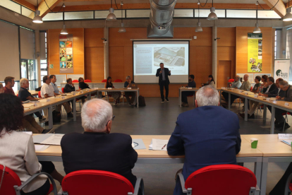 Imatge de la primera trobada de la Taula territorial de l'Aigua del Camp de Tarragona a les instal·lacions de l'IRTA Mas Bové.