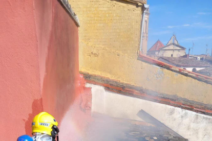 Els Bombers fent les tasques d'extinció.