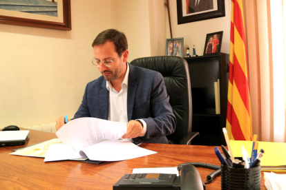 L'alcalde de Móra d'Ebre, Rubén Biarnés, signant documents al seu despatx.