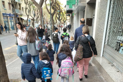 Los alumnos de 5º de la escuela Dominiques realizando la prueba piloto del trayecto a pie.