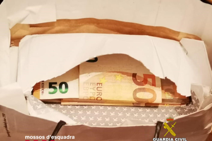 En el interior de los inmuebles se detuvieron a once integrantes de la organización criminal y se intervinieron varios teléfonos móviles de alta gama, 3.000 euros en metálico, así como varios documentos de identidad y tarjetas de crédito a nombre de