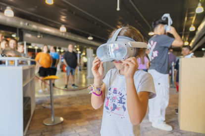Imatge d'una nena a la Tronada en realitat virtual.