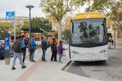 Un autobús, recollint passatgers a l'estació Reus Centre.