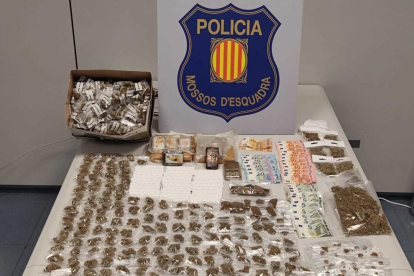 Droga i diners intervinguts pels Mossos d'Esquadra en un registre a Badalona.