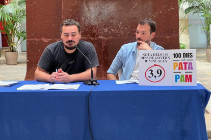 Els consellers d'ECP, Jordi Collado i Toni Carmona, van mostrar ahir un cartell on es podia llegir «100 dies i un patapam».