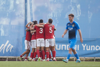 Els jugadors del Nàstic celebrant el gol de Borja Martínez.