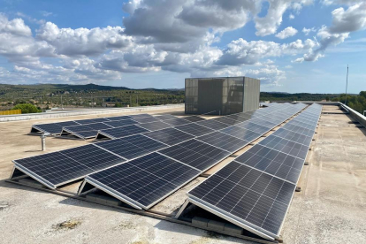Imagen de la instalación de placas fotovoltaicas en el complejo educativo municipal.