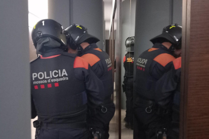 Agentes de los Mossos en una de las entradas que se están realizando en el marco del operativo contra una organización criminal italiana vinculada al tráfico de droga.