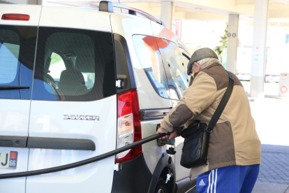 Un conductor posant benzina a la Jonquera.