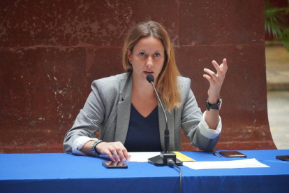 La portaveu del grup municipal d'ERC, Maria Roig, en la roda de premsa sobre el ple de divendres.