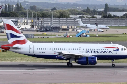 Un avión de British Airways, la aerolínea en la que trabajaba el piloto despedido por consumir cocaína, este verano en Londres.