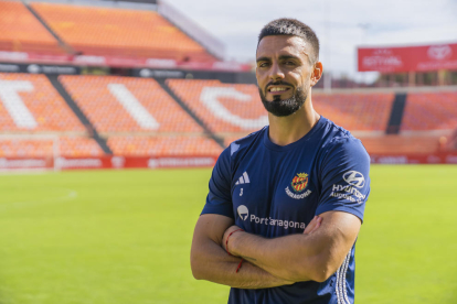 El central del Nàstic, Nacho González, a la gespa del Nou Estadi Costa Daurada.