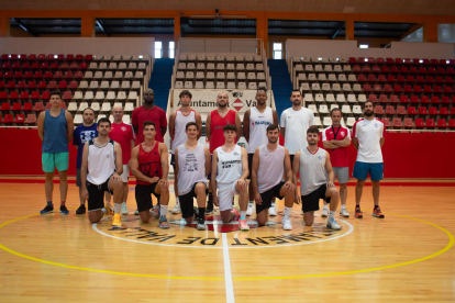 La plantilla al complet del CB Valls en el seu primer dia d'entrenaments.