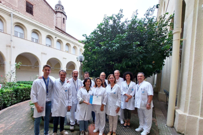 Imatge dels equips dels serveis de Ginecologia, llevadores i àmbit quirúrgic amb el diploma del reconeixement dels premis BSH