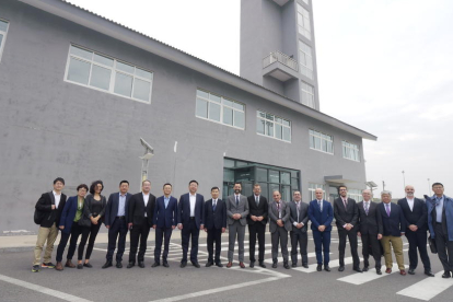 El conseller Torrent, en una foto de familia en la inauguración del centro de Idiada en China.