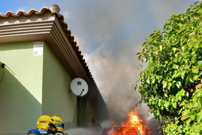 Imatge de l'incendi en un turisme d'Aiguamúrcia.