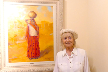 L'artista Maria Luisa Barra Nogueras junt amb una de les seves obres.