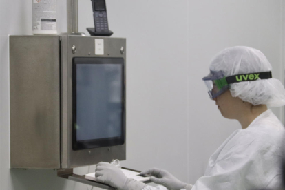 Imagen de archivo de una trabajadora de Hipra trabajando con un ordenador dentro del laboratorio donde se prepara la vacuna contra la Covid-19.