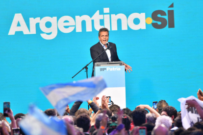 El candidat presidencial Sergio Massa parla després de conèixer-se els resultats de la primera volta de les eleccions argentines a Buenos Aires.