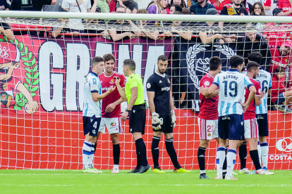 Els jugadors del Nàstic preparant-se per defensar una jugada a pilota aturada.