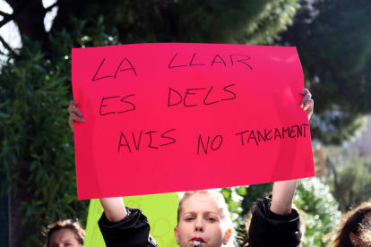 Una dona subjectant una pancarta durant la concentració celebrada a les portes de la Residència de Gent Gran de Reus.