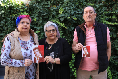 Las dos hermanas y el cuñado de Juan Gabriel Rodrigo Knafo muestran una fotografía del joven, fallecido en la protesta del 5 de marzo de 1976.