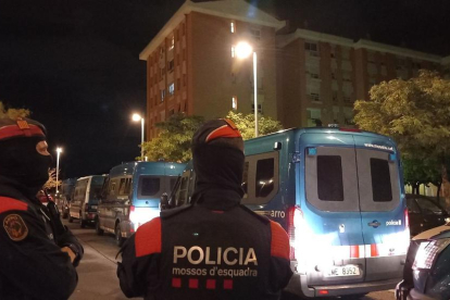 Imatge de les patrulles de Mossos al barri de Campclar, a Tarragona.