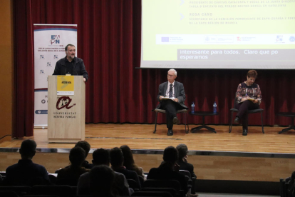 Helder Ferreira, Francesc Roig i Rosa Cano durant el seminari sobre l'IMV i el sistema autonòmic de rendes mínimes celebrat a l'Aula Magna de la URV de Tarragona.