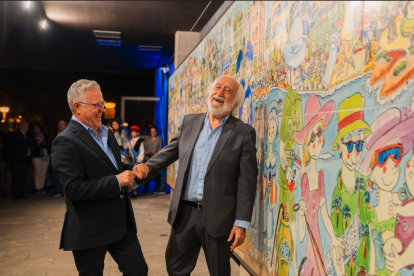 Pere Granados y Josep Maldonado ante el nuevo mural de Pilarín Bayes en la calle Advocat Gallego.