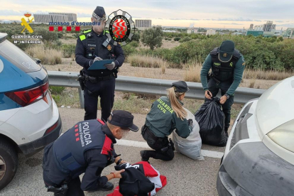 Los agentes con las prendas intervenidas.