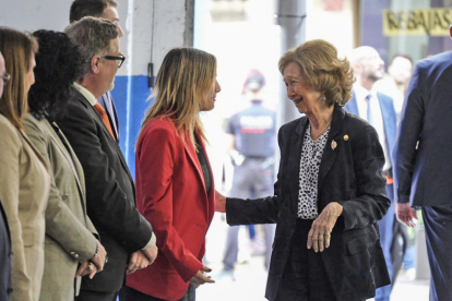 La reina Sofia saludant l'alcaldessa de Reus, Sandra Guaita.