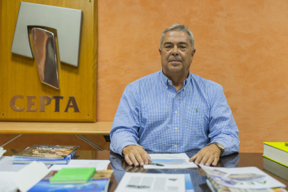 Imatge del nou president de la patronal d'empreses de la província, Xavier Rigau, al seu despatx.