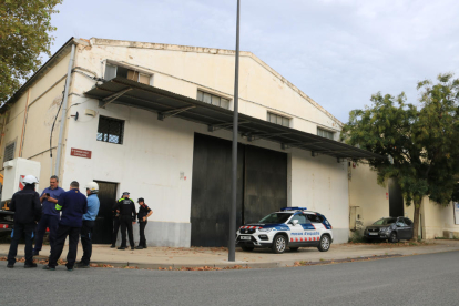 Dispositiu conjunt entre els Mossos d'Esquadra i la Guàrdia Urbana de Reus contra el tràfic de marihuana en una nau del carrer dels Castillejos del polígon Agroreus.