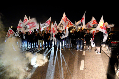 Manifestació dels treballadors de manteniment de Repsol convocada pel STR a les portes de la refineria a la Pobla de Mafumet.