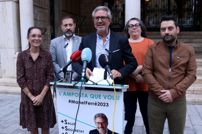 El portaveu de Junts per Amposta, Manel Ferré, envoltat dels regidors del grup municipal davant l'Ajuntament.