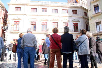 Persones que es manifesten a la plaça del Mercadal contra la pujada dels tributs de Reus.