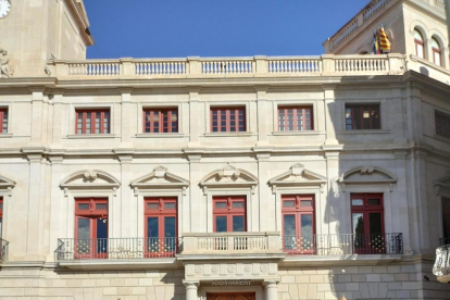 La protesta se ha concentrado frente al Ayuntamiento de Reus.