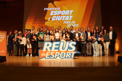 Els guanyadors del diferents guardons amb l'alcaldessa, Sandra Guaita, i el regidor de Salut i Esports, Enrique Martín.