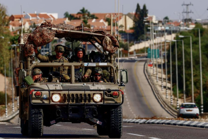 Soldados israelíes a bordo de un vehículo militar.