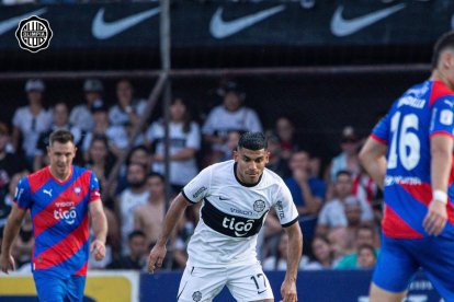 Olimpia y Cerro Porteño disputan el superclásico en Paraguay.