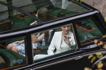 La princesa Leonor y la infanta Sofía a bordo del Rolls Royce Phamton IV