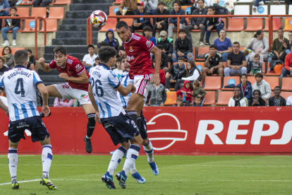 Pablo Fernández rematant una pilota amb el cap.