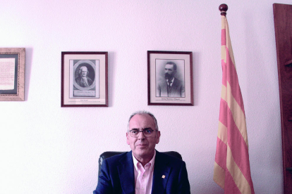 Gerard Gené al seu despatx d'alcaldia, a l'Ajuntament de Vilallonga del Camp.