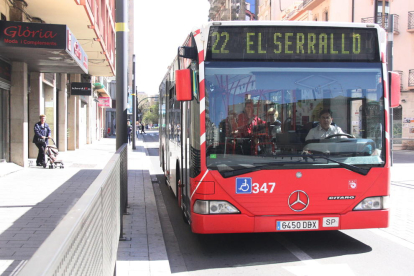 Plano medio de un autobús de la EMT de Tarragona, circulando por la calle Colón.