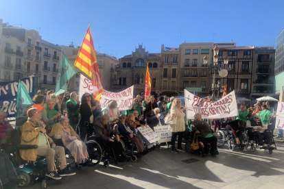 Imatge de lla concentració de protesta a les portes de l'Ajuntament de Reus.