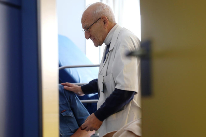 Xavier Fort visitant un pacient a l'hospital Joan XXIII.