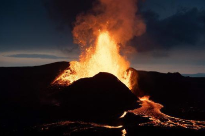 Imagen del volcán Fagradalsfjall en plena erupción el 18 de mayo de 2021.